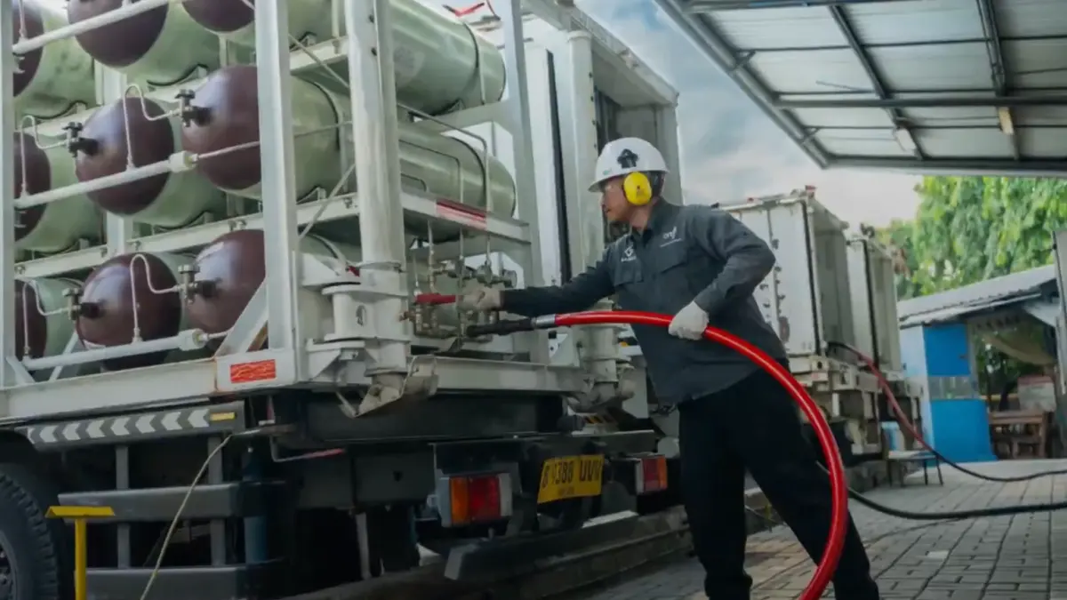 Pemerintah Indonesia sedang mengkaji pengembangan produksi Compressed Natural Gas (CNG) secara besar-besaran sebagai alternatif LPG yang selama ini bergantung pada impor. 