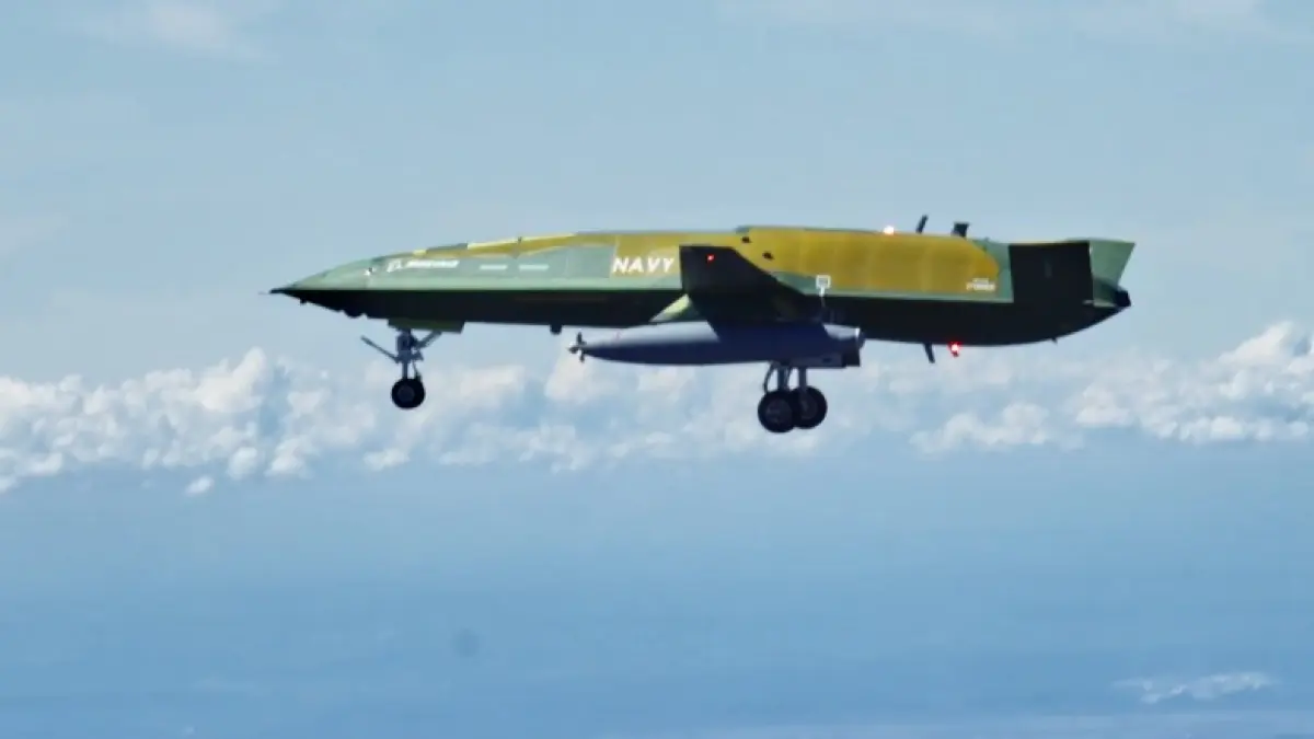 Video penerbangan perdana MQ-25A Stingray yang dirilis Boeing Defense menunjukkan pesawat dengan desain sleek dan sayap yang luas meluncur mulus di landasan sebelum mengudara dengan stabil.
