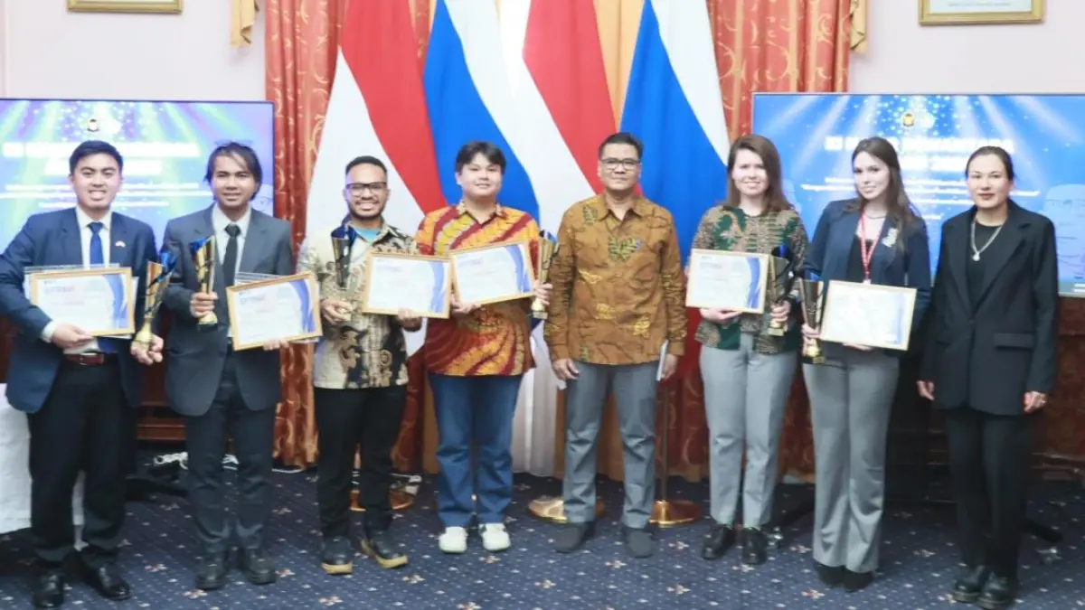 Para penerima Ki Hajar Dewantara Award 2026 di Kedutaan Besar Republik Indonesia (KBRI) Moskow pada 2 Mei 2026. (Dok. KBRI Moskow) 