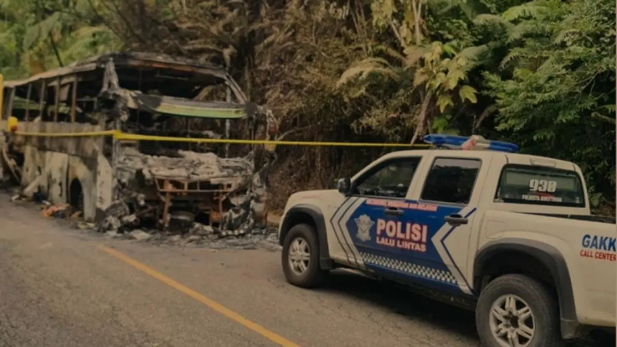 Bangkai bus yang terbakar. (Antara) 