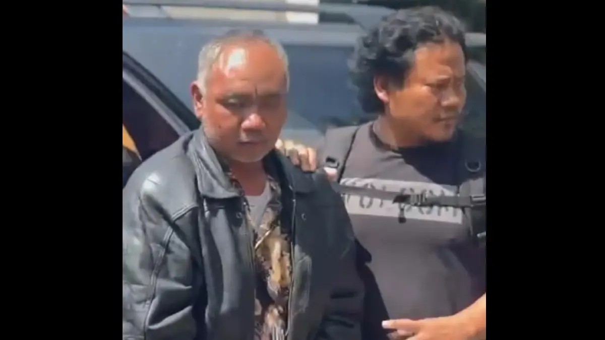 Tersangka Ashari (51), kiri, pendiri dan pengasuh Pondok Pesantren (Ponpes) Ndholo Kusumo di Desa Tlogosari, Kecamatan Tlogowungu, Kabupaten Pati, Jawa Tengah, akhirnya ditangkap polisi.