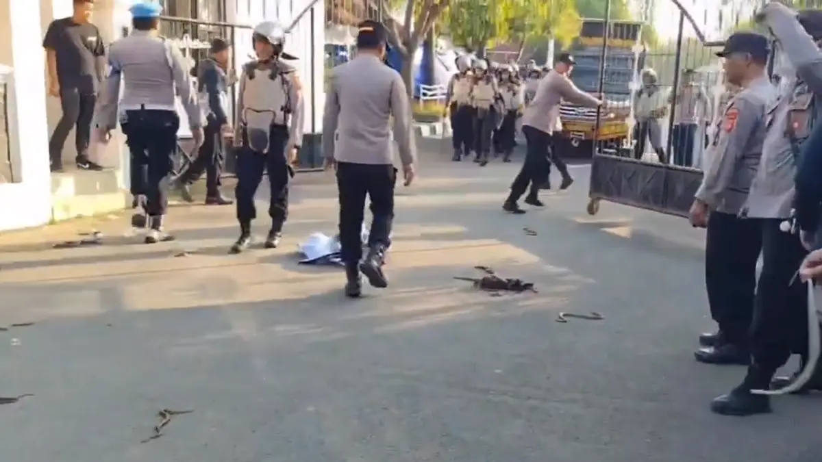 Video amatir mengabadikan ular yang dilempar demonstran di gerbang pendopo Indramayu, Jawa Barat.