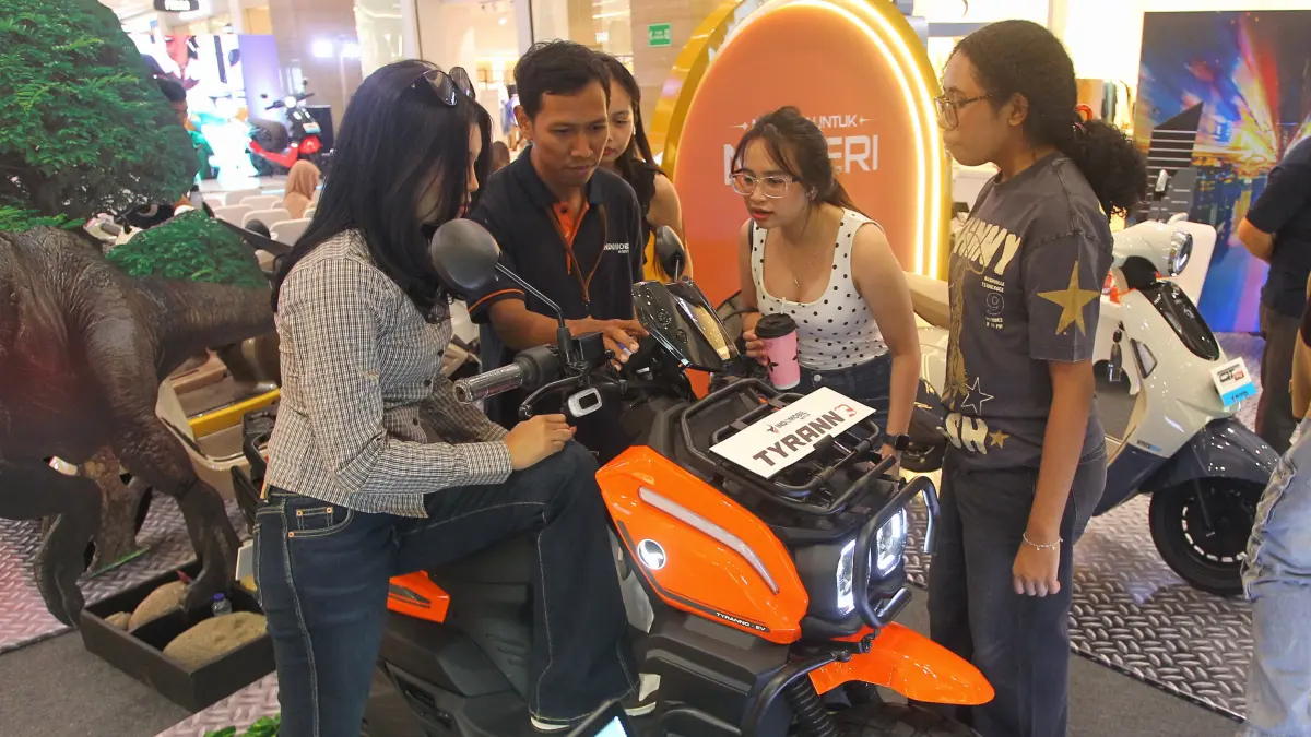 Pengunjung mengamati motor listrik yang dipamerkan di Pakuwon Mall, Sleman, kemarin (14/5). Pemerintah tengah menyiapkan skema baru insentif pembelian motor listrik sebesar Rp 5 juta per unit yang akan mulai disalurkan pada kuartal III dan IV tahun 2026 guna mendorong percepatan adopsi kendaraan listrik di Indonesia. Penggunaan motor listrik dinilai mampu mengurangi emisi gas rumah kaca dan polusi udara perkotaan, sehingga menjadi bagian dari investasi menuju masa depan yang lebih hijau dan berkelanjutan.