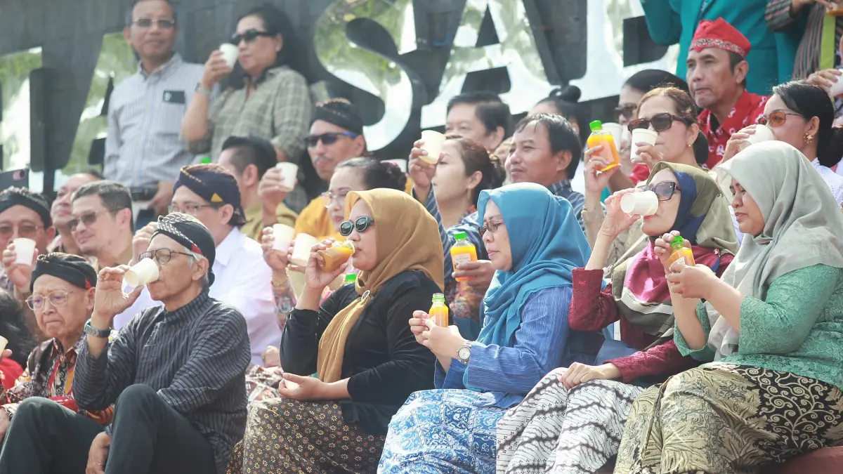 Peserta minum jamu secara serentak saat mengikuti peringatan Hari Jamu Nasional di di Grha Sabha Pramana (GSP) UGM, kemarin (25/5). Foto : Guntur Aga Tirtana/Radar Jogja
