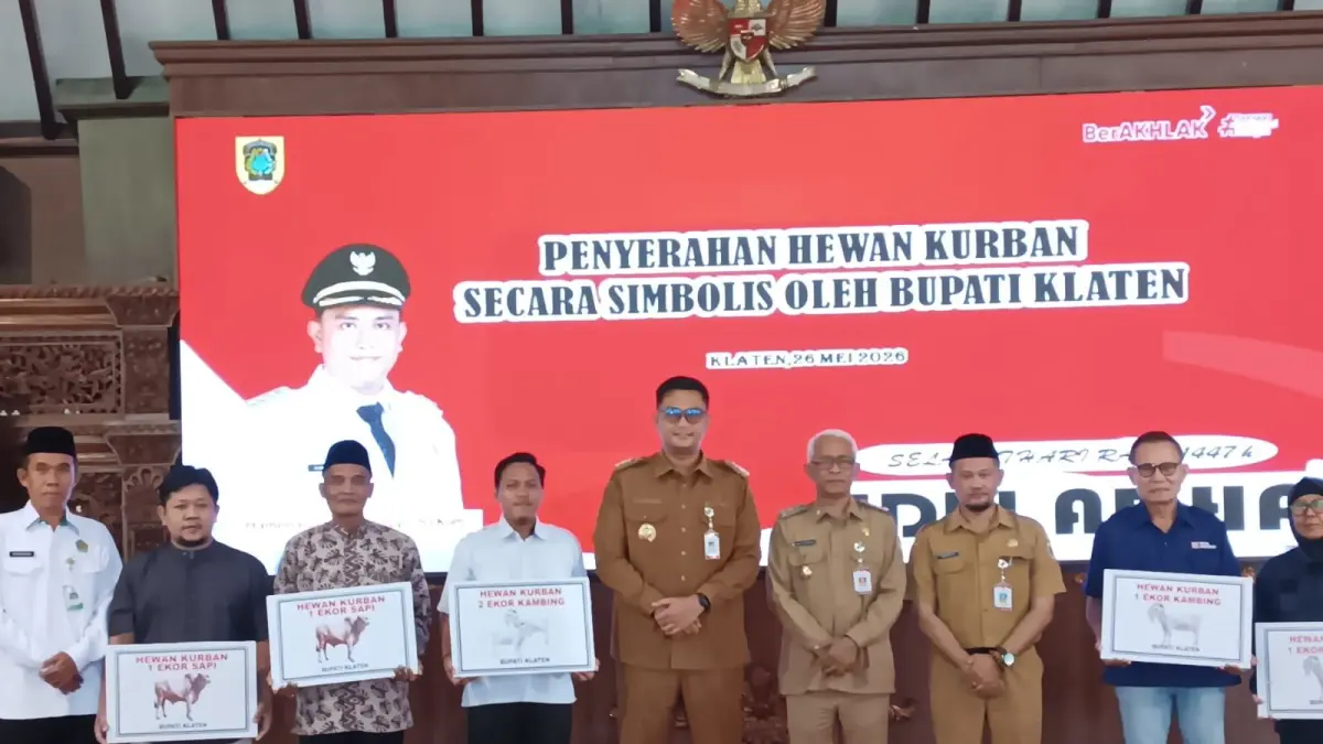 Bupati Klaten Hamenang Wajar Ismoyo ( tengah ) foto bersama sesaat setelah acara penyerahan secara simbolis hewan kurban di Pendopo Pemkab Klaten, Selasa ( 26/5/2026) - Joko Suhendro