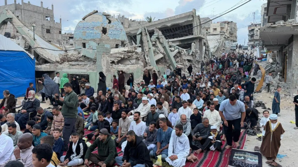 Ribuan warga Palestina tetap melaksanakan sholat Idul Adha berjamaah di ruang terbuka di Gaza. 