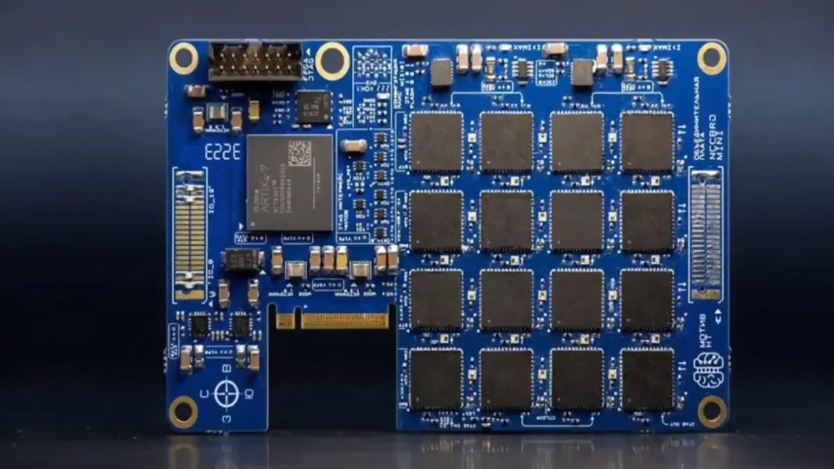 Chip ini diklaim mampu menghadirkan efisiensi energi ribuan kali lebih baik daripada GPU konvensional, membuka peluang besar untuk aplikasi AI di drone, sensor cerdas, dan perangkat edge computing.