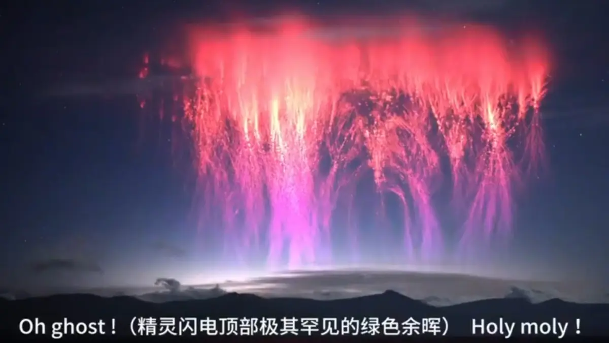 Fenomena atmosfer langka bernama Red Sprite atau "hantu merah" kembali viral di platform X (Twitter). 