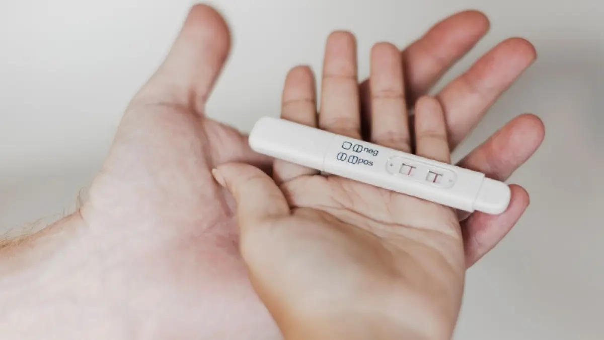 Test pack sebagai alat uji kehamilan mandiri yang mendeteksi kadar hormon hCG di dalam urine (foto: Magnific)