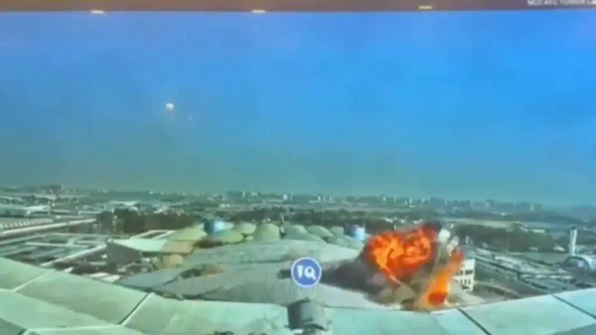 Otoritas Penerbangan Sipil Kuwait merilis rekaman CCTV yang menunjukkan momen mengerikan tersebut, memicu kepanikan dan korban jiwa.&nbsp;