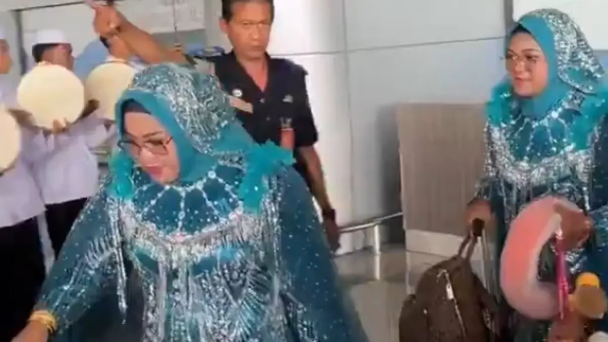  Suasana bandara di Indonesia kembali diwarnai kebahagiaan luar biasa saat rombongan jamaah haji asal Sulawesi Selatan tiba. 