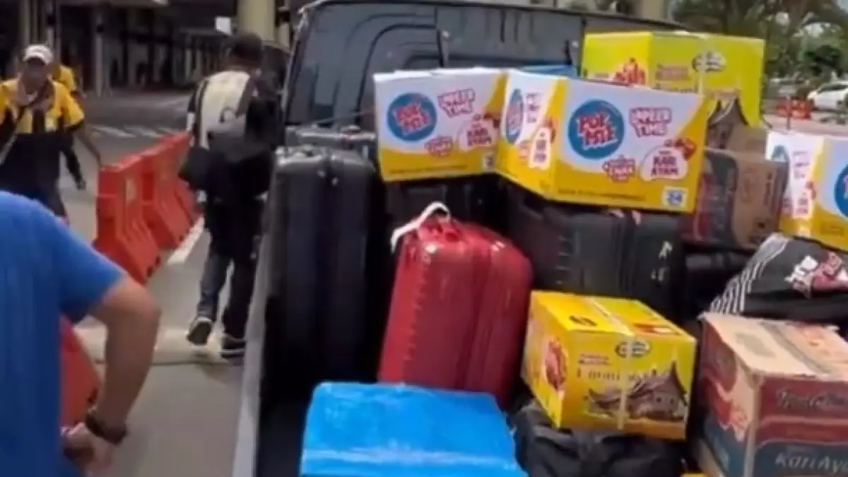  Dalam rekaman, terlihat para wisatawan, kebanyakan perempuan, dengan antusias memilih berbagai produk seperti mie instan, sembako, dan barang kebutuhan rumah tangga lainnya. 