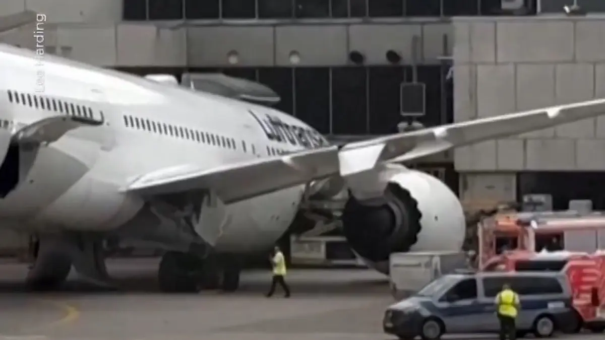 Nose landing gear pesawat tiba-tiba ambruk pada Kamis, 4 Juni 2026, menyebabkan hidung pesawat menghantam aspal dan melukai beberapa awak serta staf darat.&nbsp;