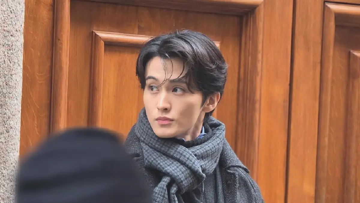 Penampilan Mark NCT menghadiri peragaan busana Ralph Lauren selama gelaran Milan Fashion Week 2026 (Sumber: instagram.com/onyourm__ark)