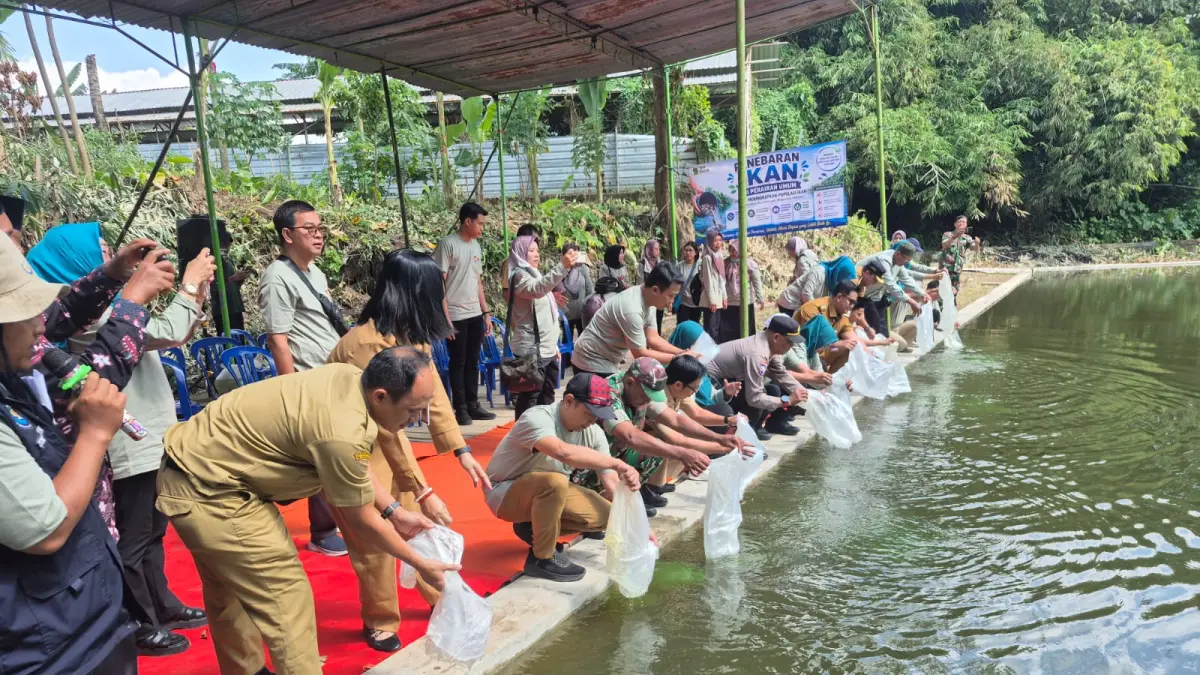 TEBAR BENIH IKAN: Bupati Klaten Hamenang Wajar Ismoyo bersama Ketua Tim Penggerak PKK Kabupaten Klaten Mbak Rani bersama jajarannya dan tokoh masyarakat setempat saat melakukan tebar benih ikan tawes di Embung Mijing, Desa Malangan, Kecamtan Tulung, Kabupaten Klaten, Jawa Tenah, Selasa ( 09 / 06 / 2026 ) - Joko Suhendro.
