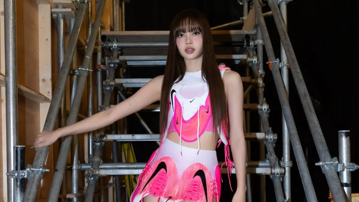 Lisa dengan Dress Sepatu Bolanya untuk Campaign Nike (Sumber: x.com/XFashion)