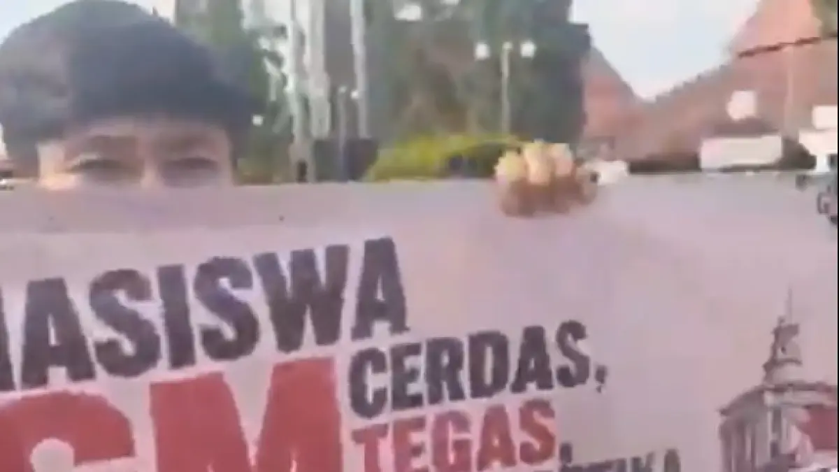  Sejumlah orang yang mengaku mahasiswa menggelar demonstrasi damai menuntut mantan Ketua Badan Eksekutif Mahasiswa (BEM) UGM Tiyo Ardianto berhenti menggunakan nama almamater dalam berbagai aktivitas politiknya. 