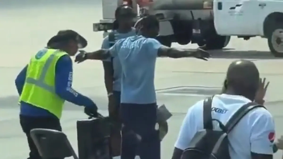  Video berdurasi pendek yang beredar luas di X (Twitter) memperlihatkan para pemain berbaju Senegal berdiri atau duduk di kursi lipat di area terbuka bandara. 
