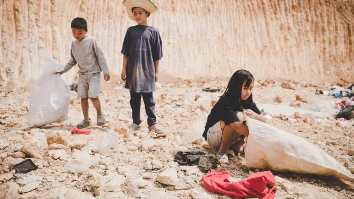Anak-anak bekerja mencari barang bekas di atas tumpukan sampah. (Foto: Magnific)