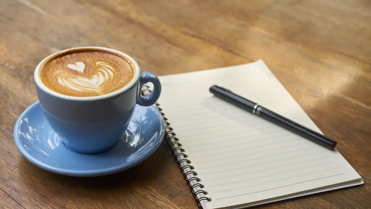 Segelas Coffee & Secarik Buku Catatan (Sumber: pixabay.com/users/engin_akyurt-3656355)