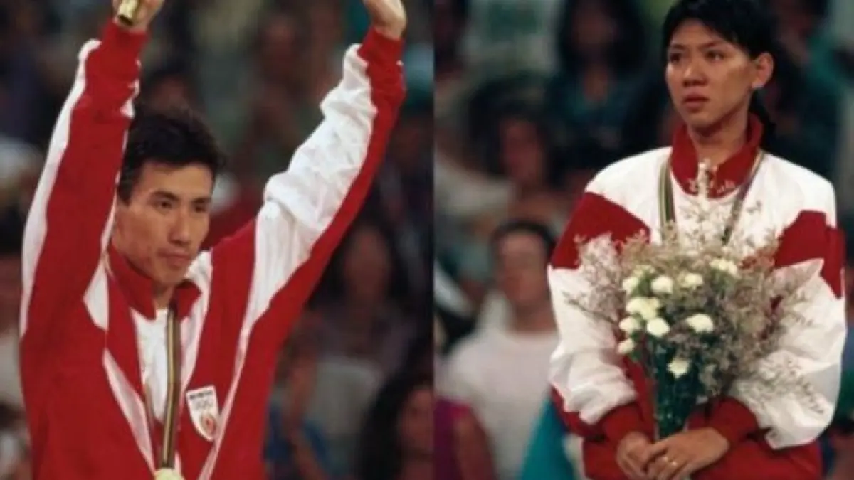 Alan Budikusuma dan Susi Susanti pada podium Olimpiade Barcelona 1992.