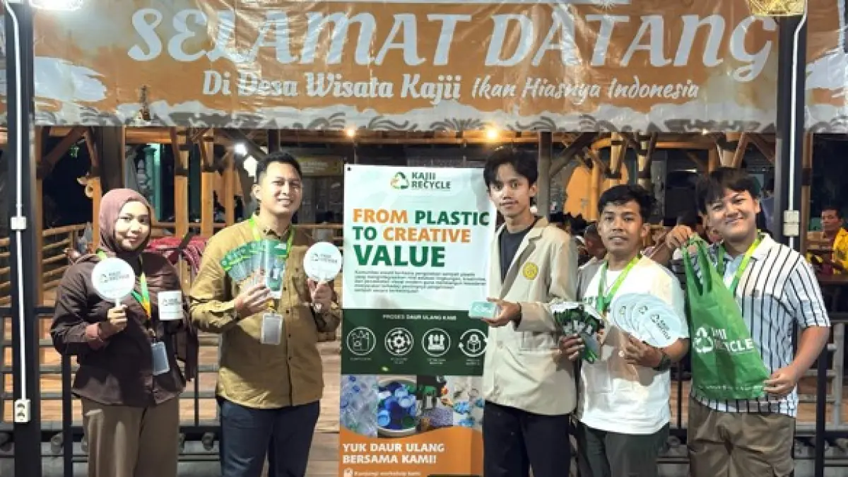 Mahasiswa Universitas Amikom Yogyakarta menunjukkan hasil pengelolaan sampah plastik secara berkelanjutan