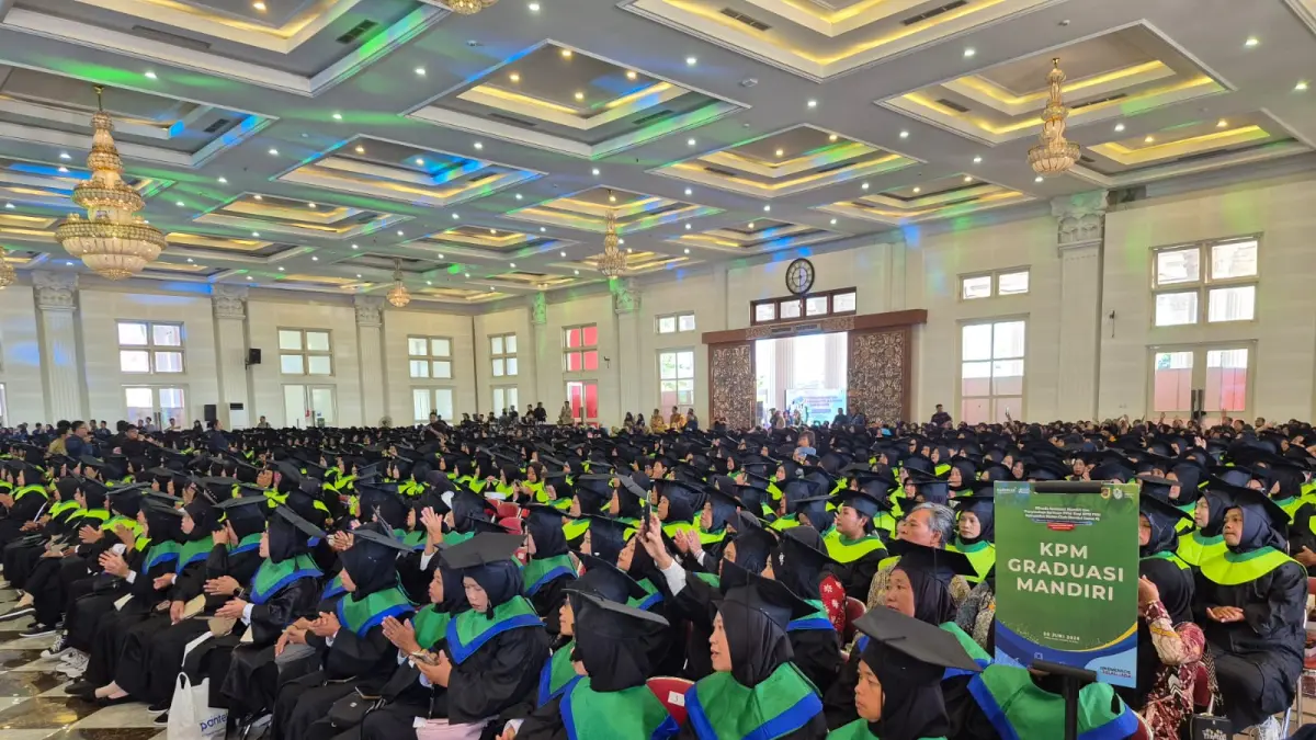 Peserta KPM graduasi atau lulus secara mandiri dari ketergantungan bantuan , Kemensos RI bersama Pemerintah Provinsi Jawa Tengah dan Pemerintah Kabupaten Klaten menggelar acara wisuda bagi mereka, Selasa (30/06/2026), di Gedung Graha Bung Karno, Buntalan, Klaten Tengah, Klaten, Jawa Tengah.