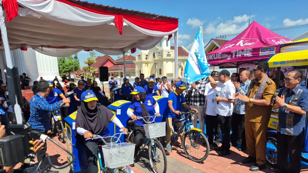 Bupati Klaten Hamenang Wajar Ismoyo (baju dinas cokelat) menghadiri launching program kolaborasi Kemensos RI dengan Sari Roti di Klaten, Jawa Tengah (JOKO SUHENDRO/RADAR JOGJA) 