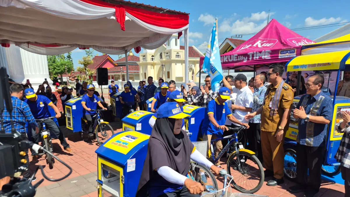 Bupati Klaten Hamenang Wajar Ismoyo (baju dinas cokelat) menghadiri launching program kolaborasi Kemensos RI dengan Sari Roti di Klaten, Jawa Tengah (JOKO SUHENDRO/RADAR JOGJA)