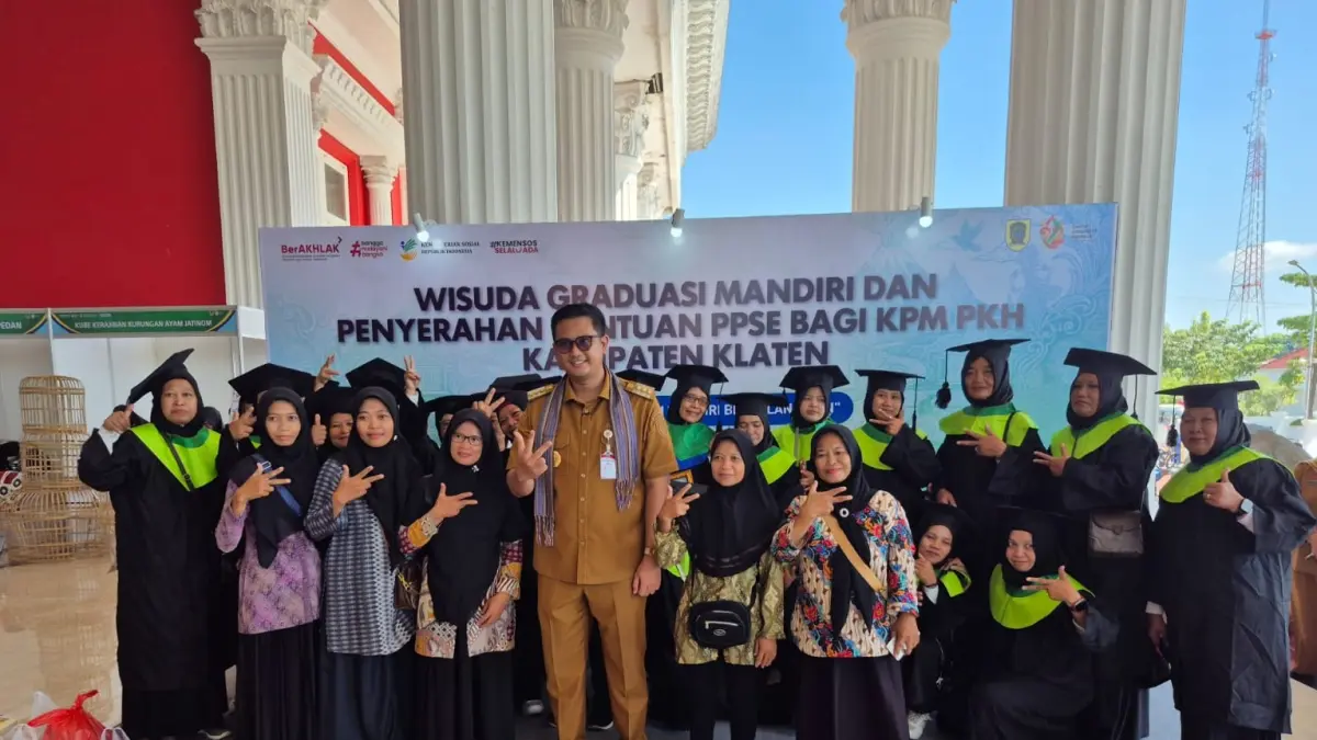 Bupati Klaten Hamenang Wajar Ismoyo bersama Keluarga Penerima Manfaat (KPM) Program Keluarga Harapan (PKH)dalam wisuda graduasi mandiri - JOKO SUHENDRO/RADAR JOGJA