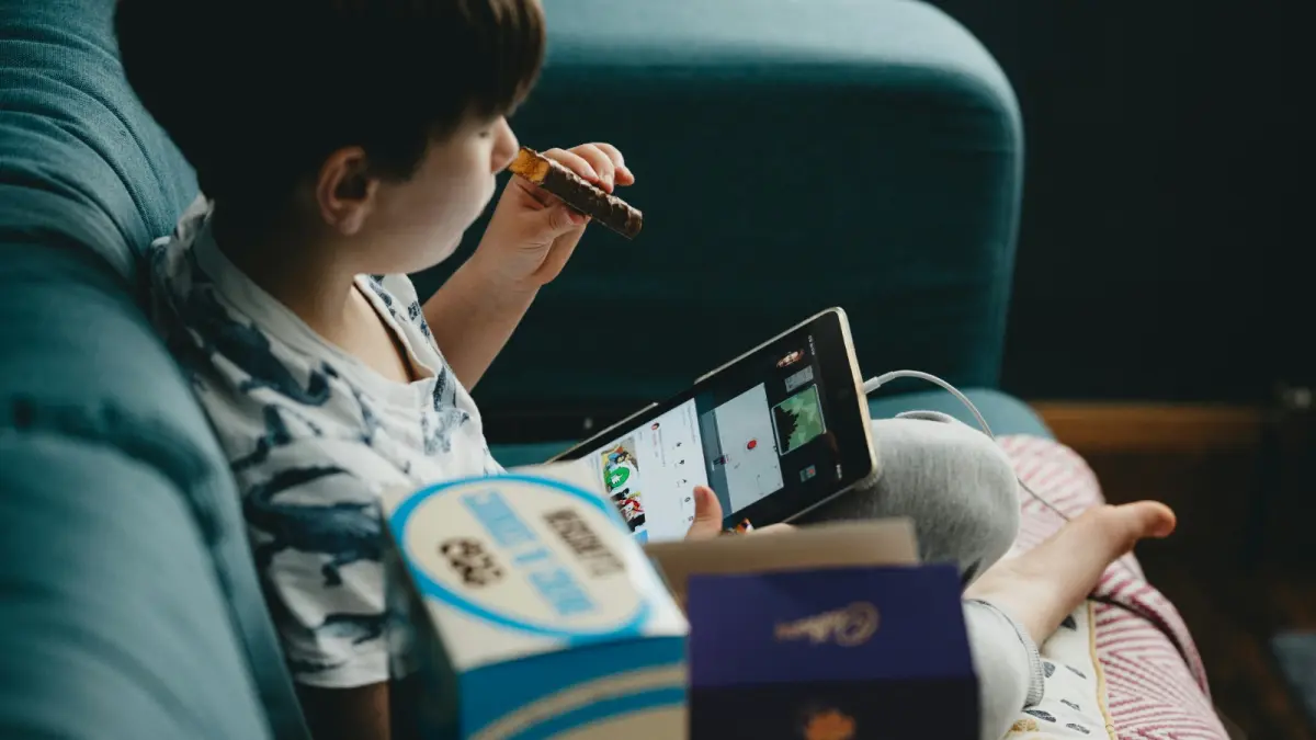 Anak kecil sedang menonton di gadget (Unsplash)