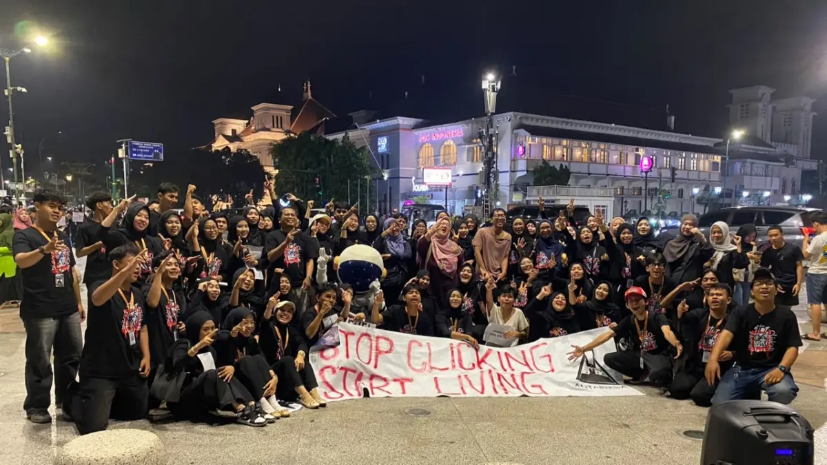 Mahasiswa UNISA menggelar aksi melawan judi online di Malioboro Yogyakarta. 