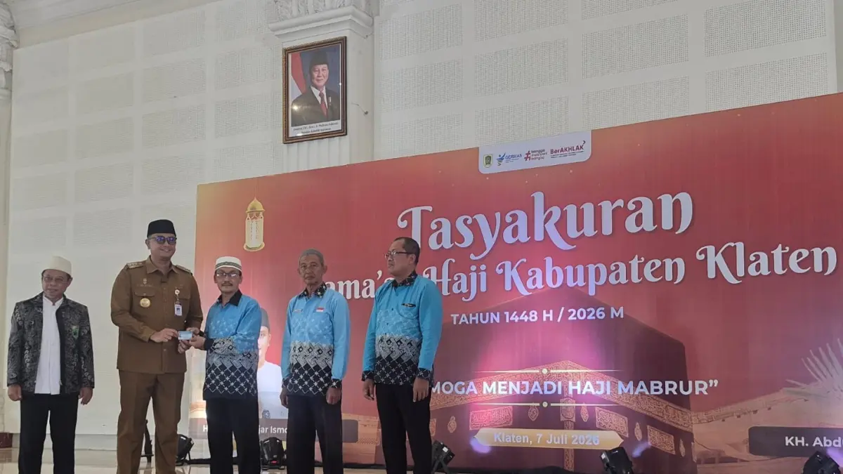 Bupati Klaten Hamenang Wajar Ismoyo menyerahkan secara simbolis kartu tanda anggota Ikatan Persatuan Haji Indonesia (IPHI) Kabupaten Klaten kepada tiga perwakilaan jemaah haji asal Klaten tahun 2026, H. Budi Santoso, H. Joko Darmana, dan H. Ferry Haryanto di Grha Bung Karno, Buntalan, Klaten Tengah, Kabupaten Klaten, selasa (07/07/2026) - Joko Suhendro
