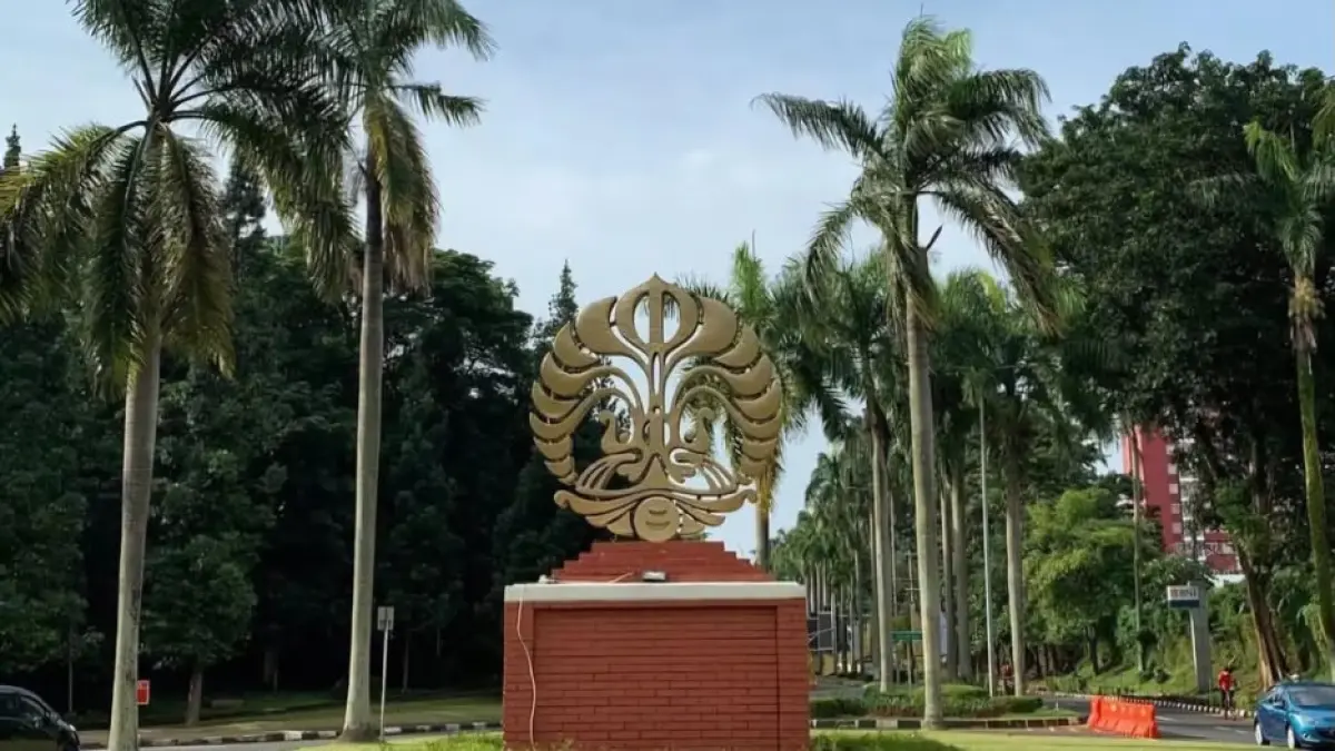 Tugu Makara sebagai simbol Universitas Indonesia (UI) terlihat di kawasan kampus UI di Depok, Jawa Barat. (X/Lambesahamjja)