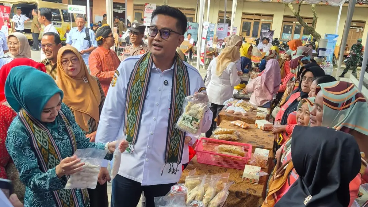 Bupati Klaten Hamenang Wajar Ismoyo bersama Ketua Tim Penggerak PKK Kabupaten Klaten Fahrani (Rani) saat meninjau secara langsung sejumlah stand yang dihadirkan, termasuk Usaha Mikro Kecil dan Menengah (UMKM) yang menampilkan produk unggulan pada acara Sambung Rasa di Halaman Kantor Desa Bawukan, Kecamatan Kemalang, Kabupaten Klaten, Selasa (08/07/2026) - Joko Suhendro