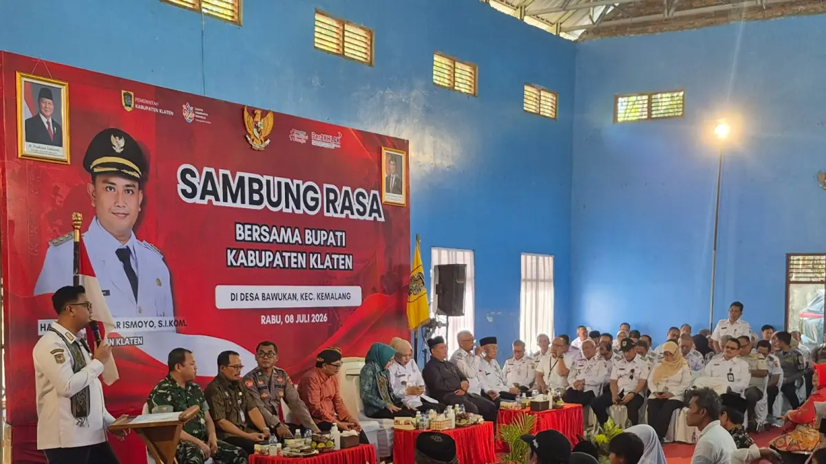Bupati Klaten Hamenang Wajar Ismoyo saat memperkenalkan jajarannya yang diboyong dalam acara Sambung Rasa di Desa Bawukan, Kecamatan Kemalang, Kabupaten Klaten, Selasa (08/07/2026).