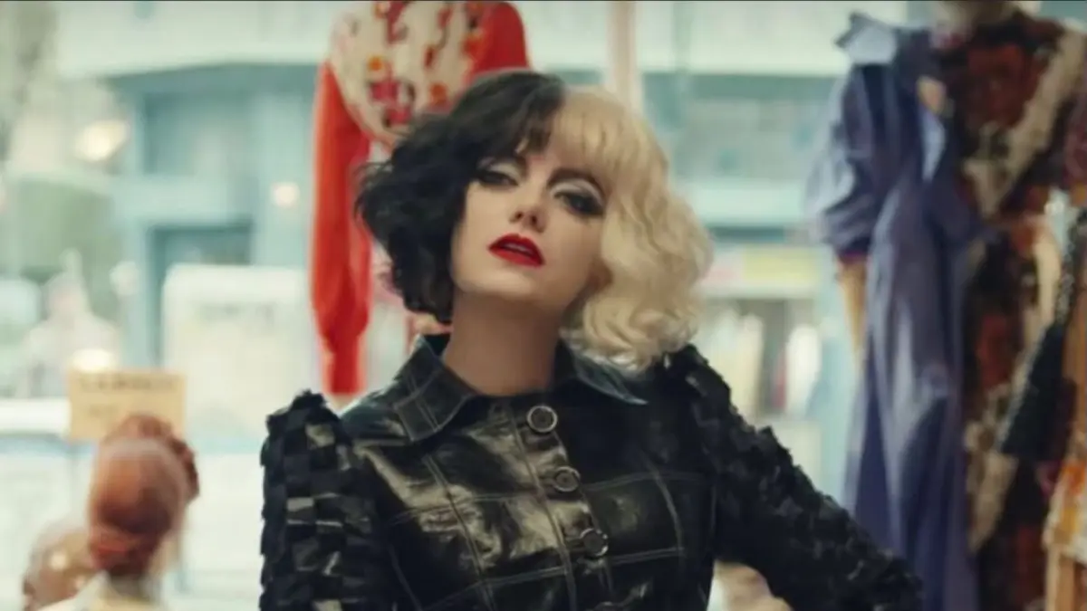 Emma Stone tampil memukau sebagai Cruella dengan gaya rambut hitam putih, busana kulit hitam, serta riasan dramatis yang mencerminkan karakter penuh percaya diri. (Instagram/Emma Stone)