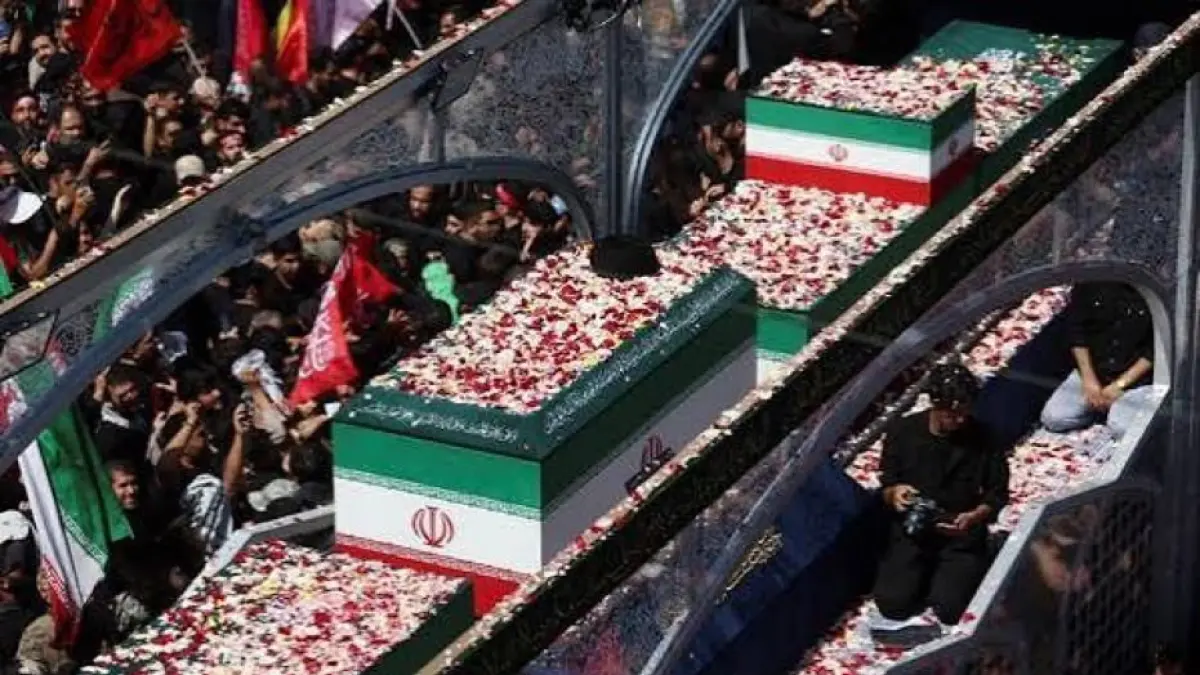 Peti jenazah yang disebut sebagai milik Ali Khamenei diiringi ribuan pelayat dalam prosesi penghormatan terakhir di Iran.  (SKY News)