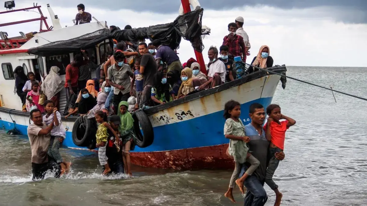 Warga melakukan evakuasi paksa pengungsi etnis Rohingya dari kapal di pesisir pantai Lancok, Kecamatan Syantalira Bayu, Aceh Utara, Aceh, Kamis (25/6/2020). (ANTARA)