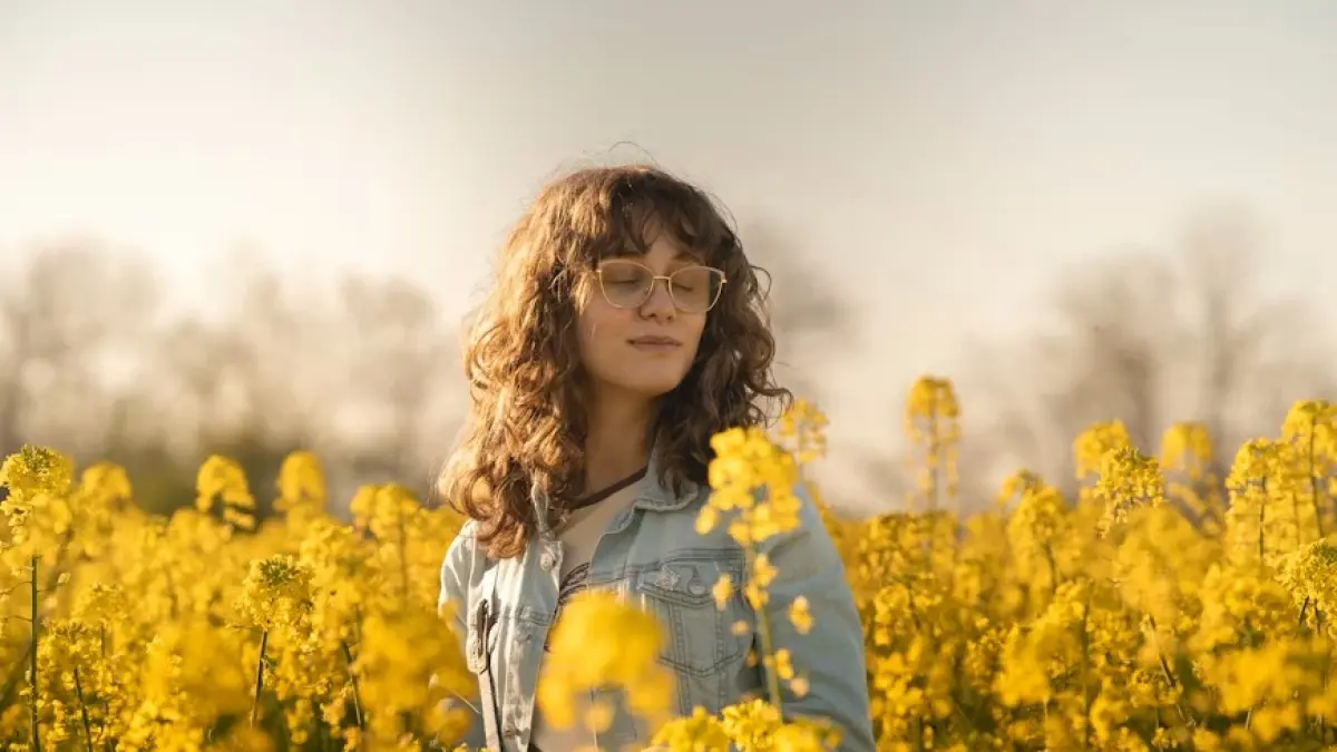 Perempuan di ladang bunga kuning. (Unsplash
