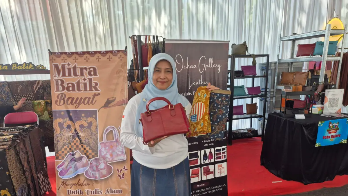 Kepala Dinas Perindustrian dan Tenaga Kerja, Luciana Rina Damayanti menunjukkan produk IKM binaannya yang diikutkan dalam Klaten Fair di Alun Alun Klaten, Minggu (18/07/2026).