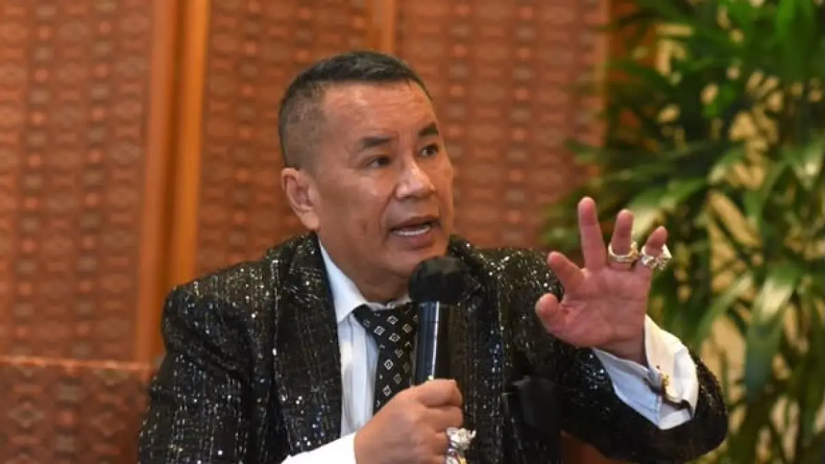 Pengacara Hotman Paris Hutapea menyampaikan keterangan kepada awak media dalam konferensi pers terkait penunjukannya sebagai kuasa hukum Jaksa Agung Muda Tindak Pidana Khusus (Jampidsus) Febrie Adriansyah. (X/LambeSahamjja)