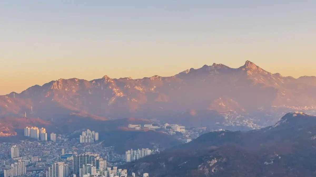 Pemandangan kawasan permukiman di Seoul, Korea Selatan. Mahalnya harga hunian menjadi salah satu tantangan yang dihadapi generasi muda. (Instagram/@seoul)