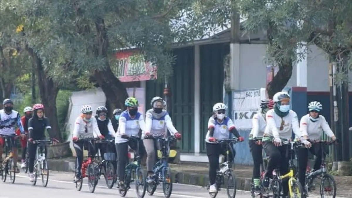 Ratusan cyclist - MainSepeda