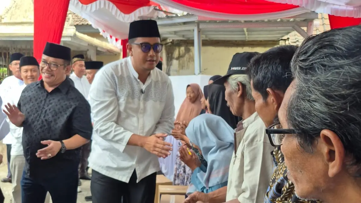 Bupati Klaten Hamenang Wajar Ismoyo saat menyerahkan bantuan sosial secara simbolis kepada masyarakat miskin dan rentan miskin sesaat setelah ziarah di Makam Jonggrangan Nglengkong, Desa Ngreden, Kecamatan Wonosari tempat dimakamkannya Wakil Bupati Klaten Benny Indra Ardhianto, Kamis ( 23/07/2026). (Joko Suhendoro/RADAR MALIOBORO)