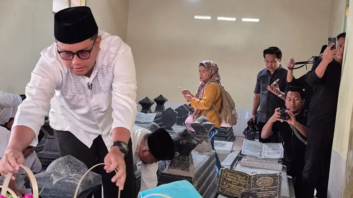 Bupati Klaten Hamenang Wajar Ismoyo saat tabur bunga di pusaran Wakil Bupati Klaten Benny Indra Ardhianto di Pemakaman Umum Jonggarangan Nglengkong, Desa Ngreden, Kecamatan Wonosari, Klaten (Joko Suhendro?RADAR MALIOBORO)