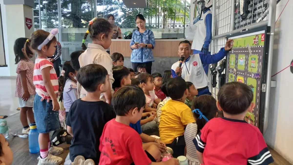 Salah satu bentuk kasih sayang orang tua kepada anak adalah membekalinya dengan ilmu dan pengalaman agar siap menghadapi berbagai kondisi. Salah satu edukasi yang tak kalah penting untuk ditanamkan sejak dini adalah keselamatan berlalu lintas.&nbsp;