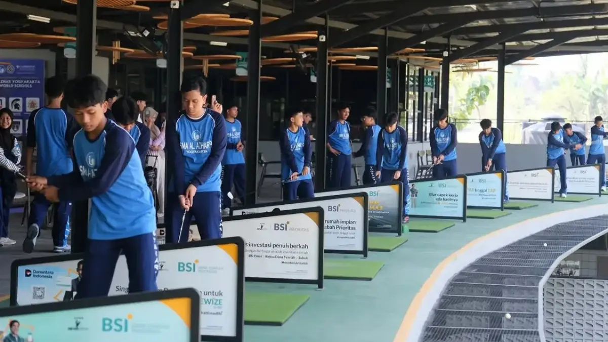 SMA Islam Al Azhar 9 Jogja menghadirkan terobosan unik dalam Masa Pengenalan Lingkungan Sekolah (MPLS) dengan mengenalkan olahraga golf kepada para siswa baru guna mendukung program Tujuh Kebiasaan Anak Indonesia Hebat (KAIH). (Instagram/@official_alazhar9yk)