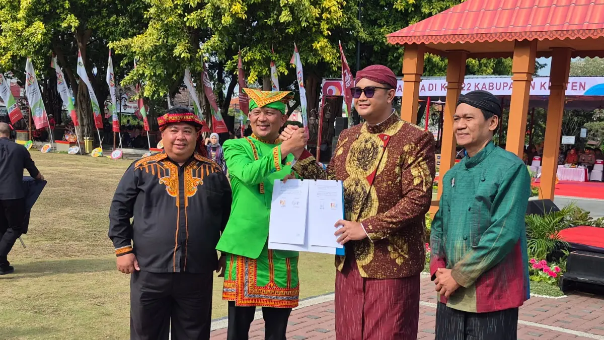 Bupati Klaten Hamenang Wajar Ismoyo bersama Bupati Gayo Lues Suhaidi menunjukkan berita acara kerja sama bidang perkebunan dan pertanian dalam perayaan Hari Jadi 222 Kabupaten Klaten di Alun Alun Klaten, Selasa ( 28/07/2026) - Joko Suhendro