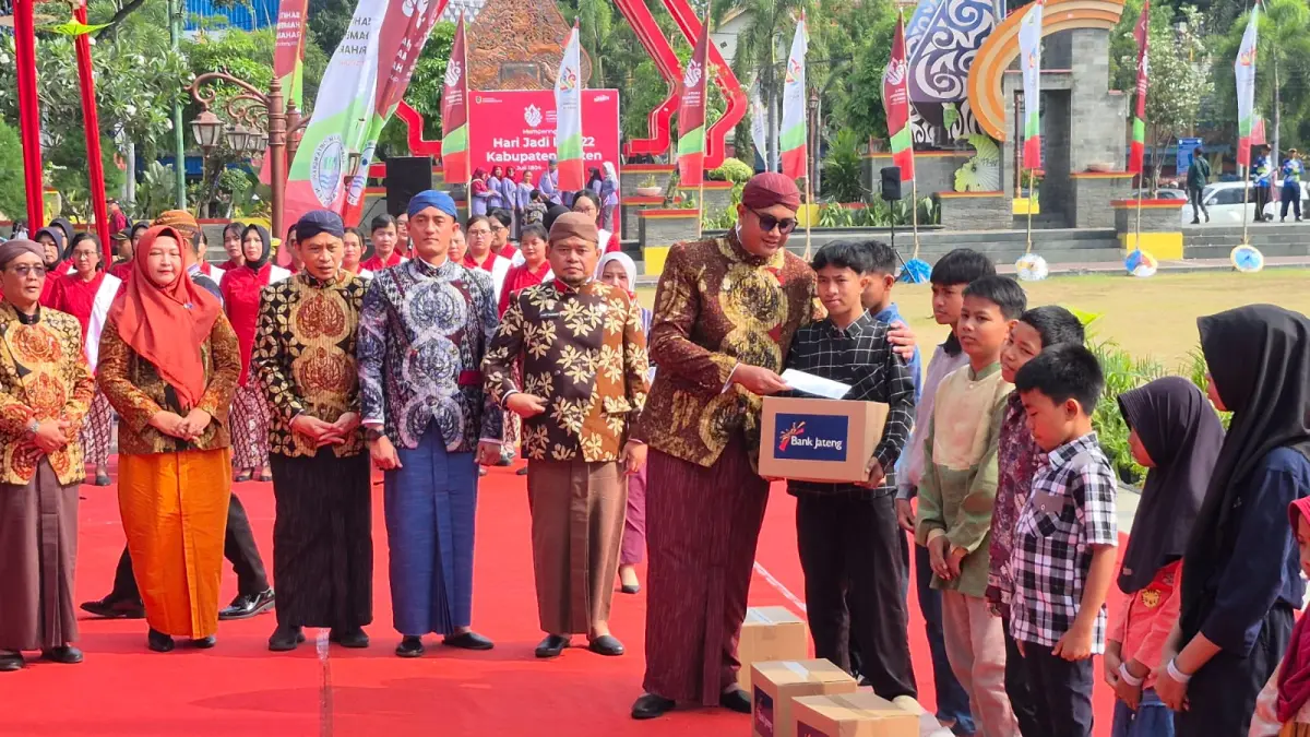 Bupati Klaten menyerahkan bantuan berupa sembako dan uang kepada 222 anak yatim piatu yang total nilai bantuan uang sebesar Rp 111 juta